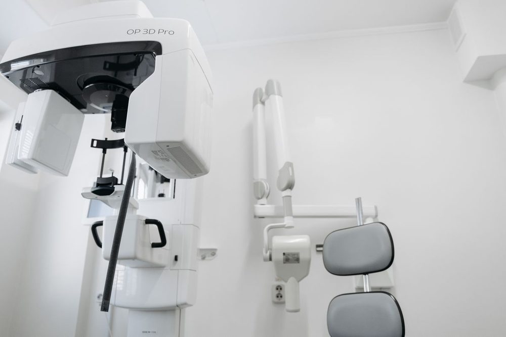Salle d'imagerie équipée d'un appareil de radiologie panoramique de dernière génération.