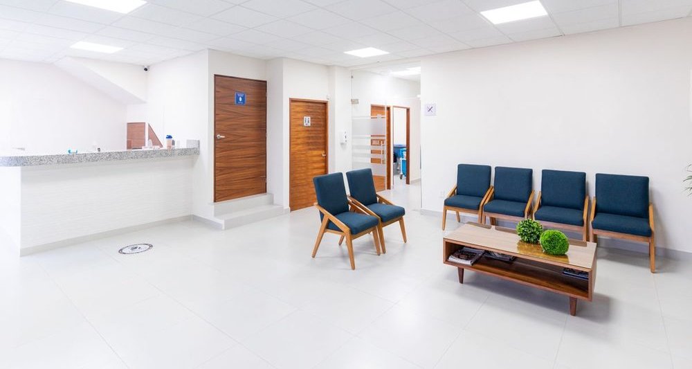 Espace d'accueil et salle d'attente du cabinet, aménagés avec un mobilier moderne et chaleureux.