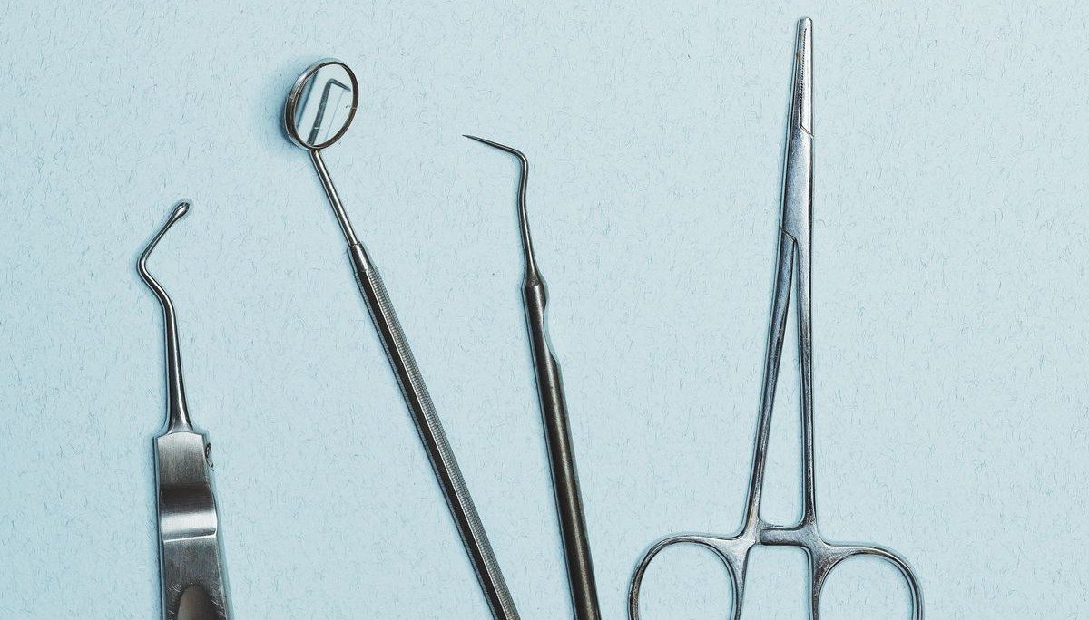 Instruments dentaires stérilisés soigneusement disposés, illustrant la rigueur d'hygiène du cabinet.